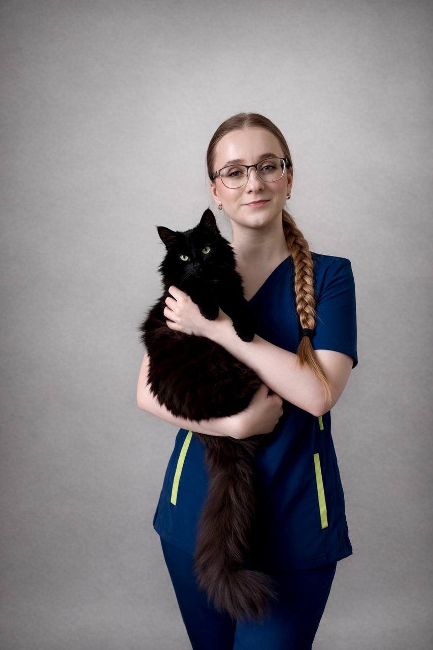 Анна — фелинолог, с чёрной кошкой на руках